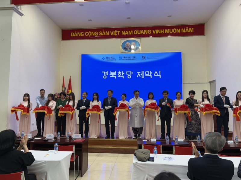 [안동=뉴시스] 지난 9일 베트남 하노이 국립외국어대에서 경북학당 개소식이 진행되고 있다. (사진=경북도 제공) 2025.06.11. photo@newsis.com *재판매 및 DB 금지
