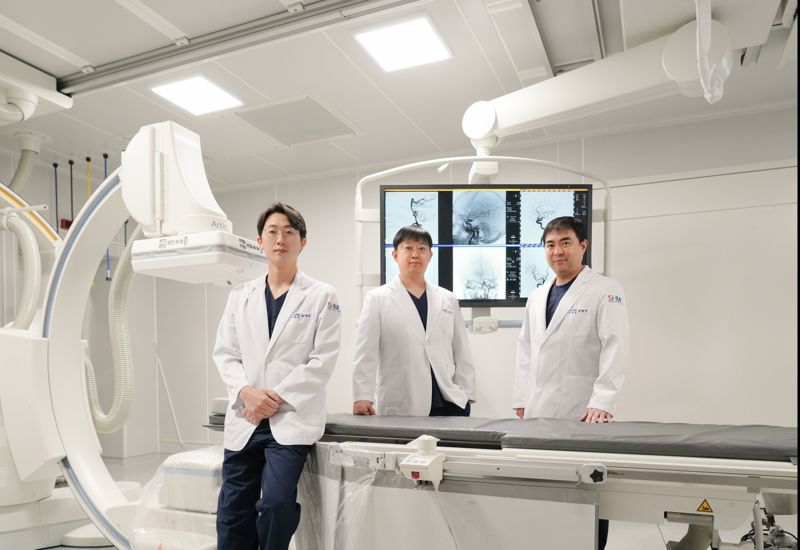 시화병원은 시흥 지역에서 유일하게 뇌혈관외과센터를 운영하는 종합병원으로, 시술과 수술이 가능한 송대효 과장(왼쪽부터), 진성원 센터장, 오형석 과장 등 3명의 전문 의료진이 24시간 골든타임을 사수하고 있다. 시화병원 제공