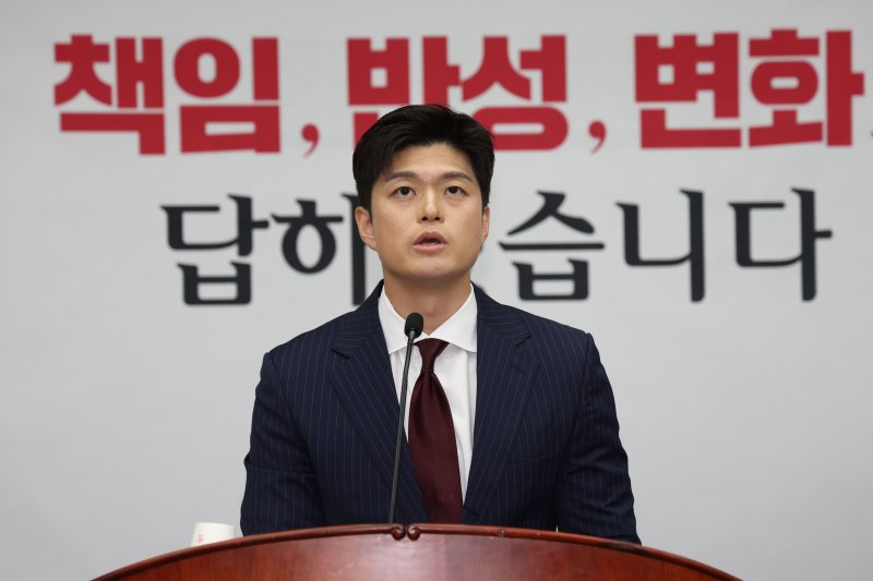 [서울=뉴시스] 권창회 기자 = 김용태 국민의힘 비상대책위원장이 9일 서울 여의도 국회에서 열린 의원총회에서 발언하고 있다. 2025.06.09. kch0523@newsis.com