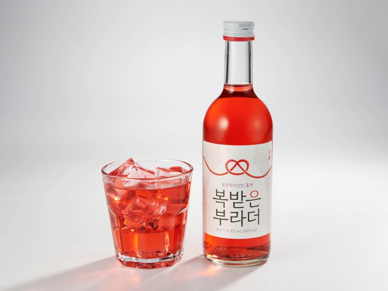 주류 전문 기업 타이틀카지노는 기존 복분자맛 과일소주 '복받은부라더'를 리뉴얼한 신제품 '복받은부라더 홍연'<사진>을 출시했다고 11일 밝혔다. 타이틀카지노 제공</div>
<figcaption class=