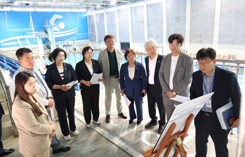 [전주=뉴시스]윤난슬 기자 = 전북 전주시의회 문화경제위원회는 여름철 시민들의 안전한 여가활동을 위해 주요 생활체육시설 현장을 방문해 운영 실태를 점검했다고 11일 밝혔다. (사진=전주시의회 제공) 2025.06.11. photo@newsis.com