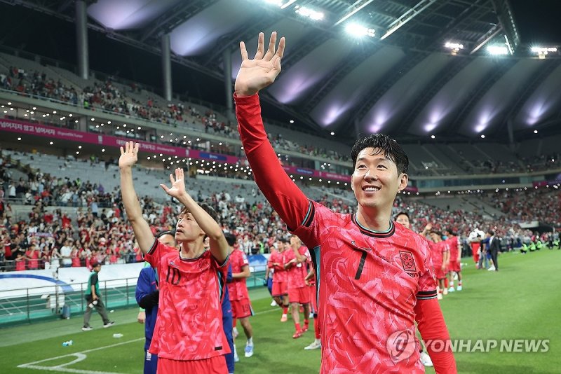손흥민, 팬들 향해 감사 인사 (출처=연합뉴스)