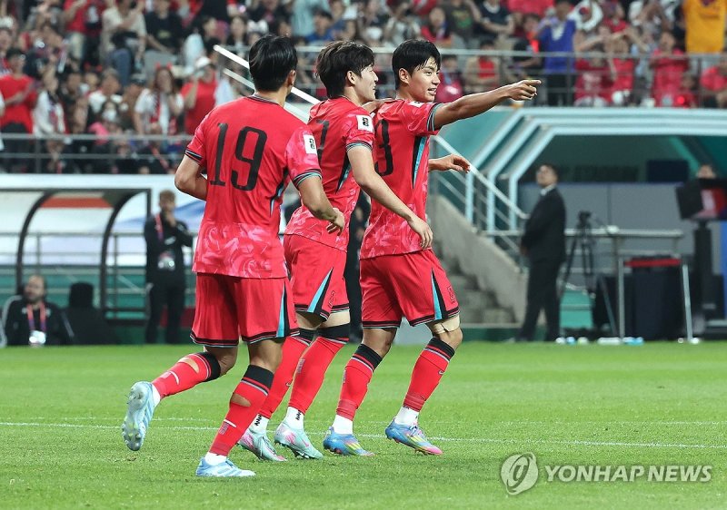 기뻐하는 전진우 (출처=연합뉴스)