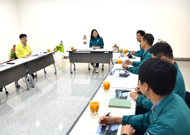 전북지방환경청이 본격적인 여름을 앞두고 도내 주요 광역상수원인 용담호와 옥정호의 녹조발생을 줄이기 위해 대책 추진에 나서고 있다.(전북환경청 제공. 재판매 및 DB금지)