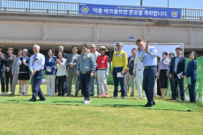 김이강 광주 서구청장이 11일 광주 서구 광신대학교 하부 일원에서 열린 '덕흥파크골프장 추가 조성 준공식'에서 시타를 하고 있다. (광주 서구 제공. 재판매 및 DB금지) 2025.6.11/뉴스1