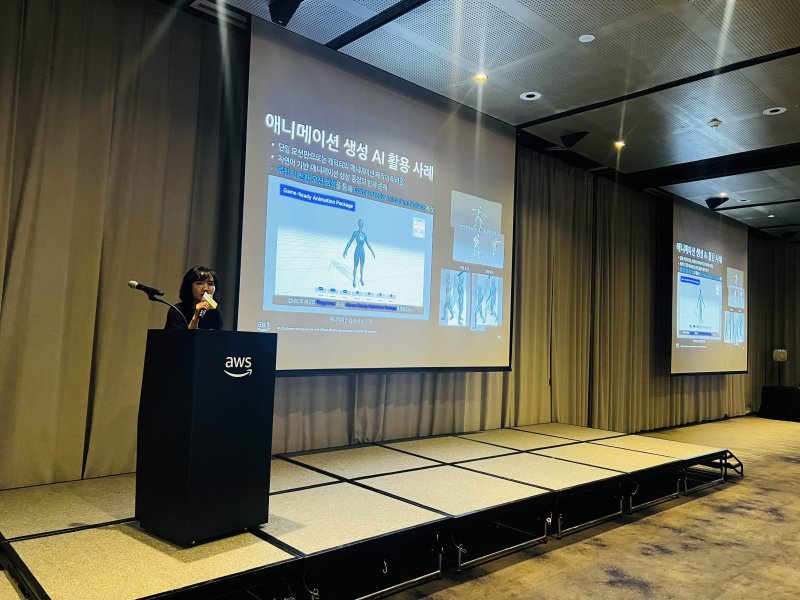 이연수 NC AI 대표가 11일 판교 그래비티 호텔에서 열린 ‘AWS for Games AI Roadshow’에 참가해 최신 AI 기술과 사례를 발표하고 있다.(NC AI 제공. 재판매 및 DB금지)2025.6.11/뉴스1