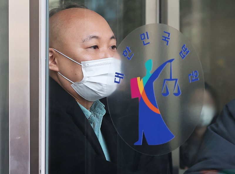 웹툰작가 주호민이 1일 오전 경기 수원시 영통구 수원지방법원을 나오고 있다.(공동취재) 2024.2.1/뉴스1 ⓒ News1 김영운 기자