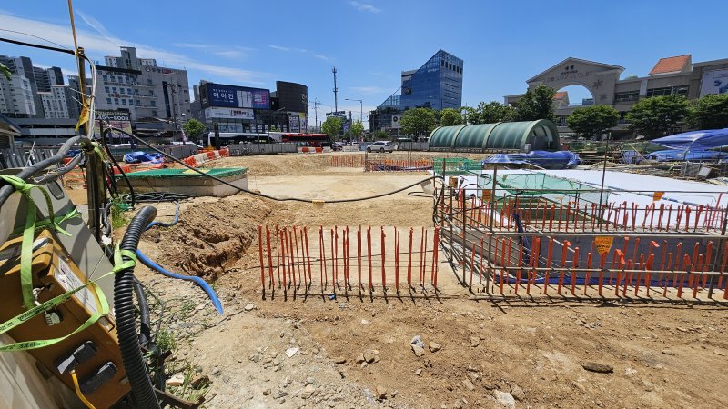 [광주=뉴시스] 이영주 기자 = 광주 도시철도 2호선 공사 과정에서 상무역에 설치된 환풍구(사진 왼쪽)가 설계도면을 벗어나 관제 센터 설계 위치를 침범, 관제 센터 착공이 4개월 가까이 이뤄지지 않는 등 2호선 준공 일정 지연이 우려되고 있다. (사진 = 독자 제공) 2025.06.11. photo@newsis.com
