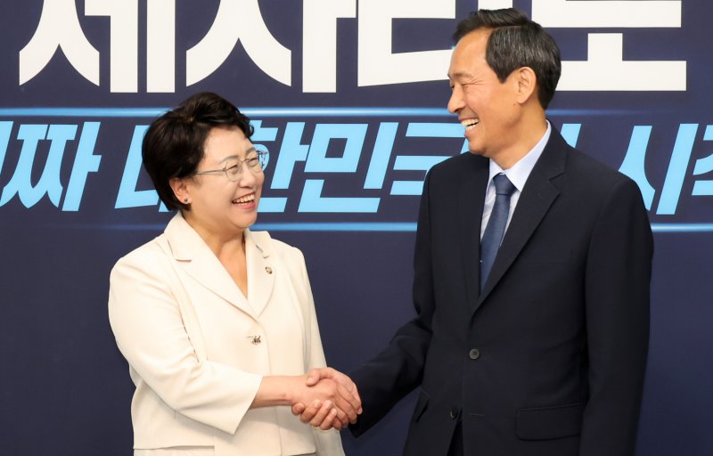 [서울=뉴시스] 조성우 기자 = 김선민(왼쪽) 조국혁신당 당대표 권한대행이 11일 오후 서울 여의도 국회에서 우상호 업카지노실 정무수석을 접견하며 기념촬영하고 있다. 2025.06.11. xconfind@newsis.com
