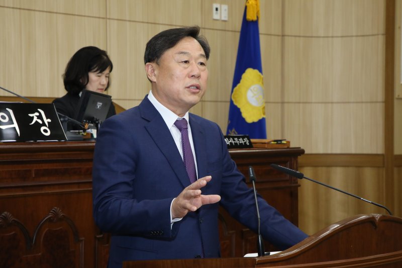 [울산=뉴시스] 구미현 기자 = 18일 김종훈 울산 세이벳이 동구의회 정례회 시정연설을 통해 내년도 구정운영 방향에 대해 설명하고 있다. (사진=울산시 동구 제공) 2024.11.18. photo@newsis.com *재판매 및 DB 금지