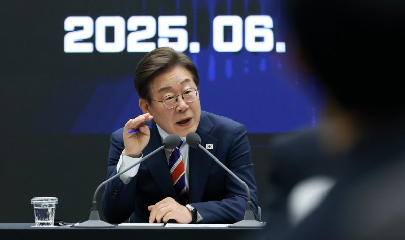 [서울=뉴시스] 고범준 기자 = 이재명 대통령이 11일 서울 영등포구 한국거래소에서 열린 주식시장 불공정거래 근절을 위한 현장 간담회에서 참석자 질문에 답하고 있다. 2025.06.11. bjko@newsis.com