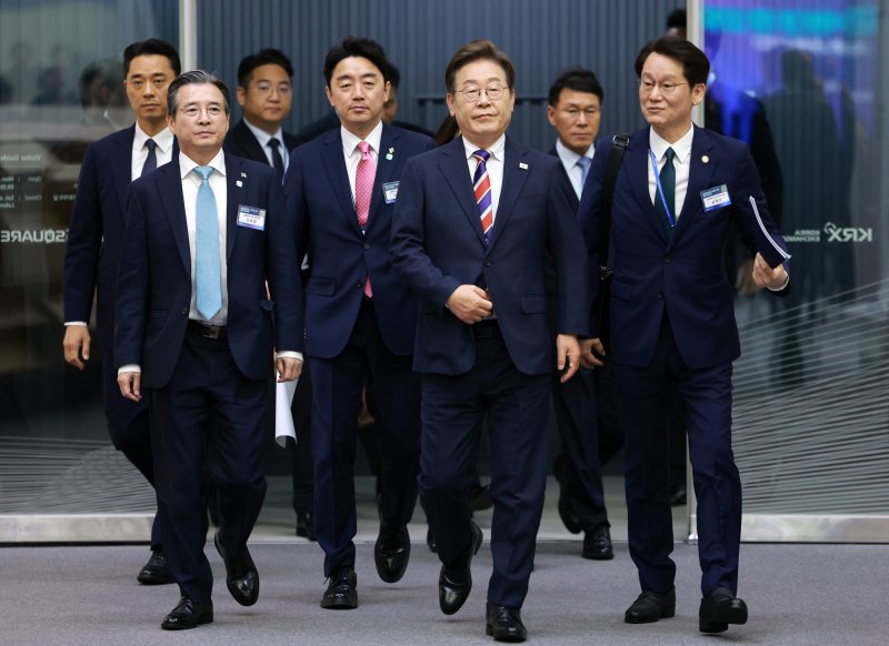 [서울=뉴시스] 고범준 기자 = 이재명 대통령이 11일 서울 영등포구 한국거래소에서 열린 주식시장 불공정거래 근절을 위한 현장 간담회에 입장하고 있다. 왼쪽부터 김용범 정책실장, 강훈식 비서실장, 이 대통령, 권혁기 의전비서관. 2025.06.11. bjko@newsis.com