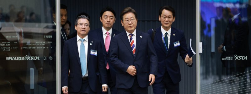 [서울=뉴시스] 고범준 기자 = 이재명 대통령이 11일 서울 영등포구 한국거래소에서 열린 주식시장 불공정거래 근절을 위한 현장 간담회에 입장하고 있다. 왼쪽부터 김용범 정책실장, 강훈식 비서실장, 이 대통령, 권혁기 의전비서관. 2025.06.11. bjko@newsis.com