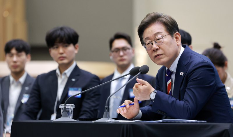 [서울=뉴시스] 고범준 기자 = 이재명 대통령이 11일 서울 영등포구 한국거래소에서 열린 주식시장 불공정거래 근절을 위한 현장 간담회에서 참석자 질문에 답하고 있다. 2025.06.11. bjko@newsis.com