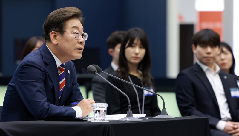[서울=뉴시스] 고범준 기자 = 이재명 대통령이 11일 서울 영등포구 한국거래소에서 열린 주식시장 불공정거래 근절을 위한 현장 간담회에서 참석자 질문에 답하고 있다. 2025.06.11. bjko@newsis.com