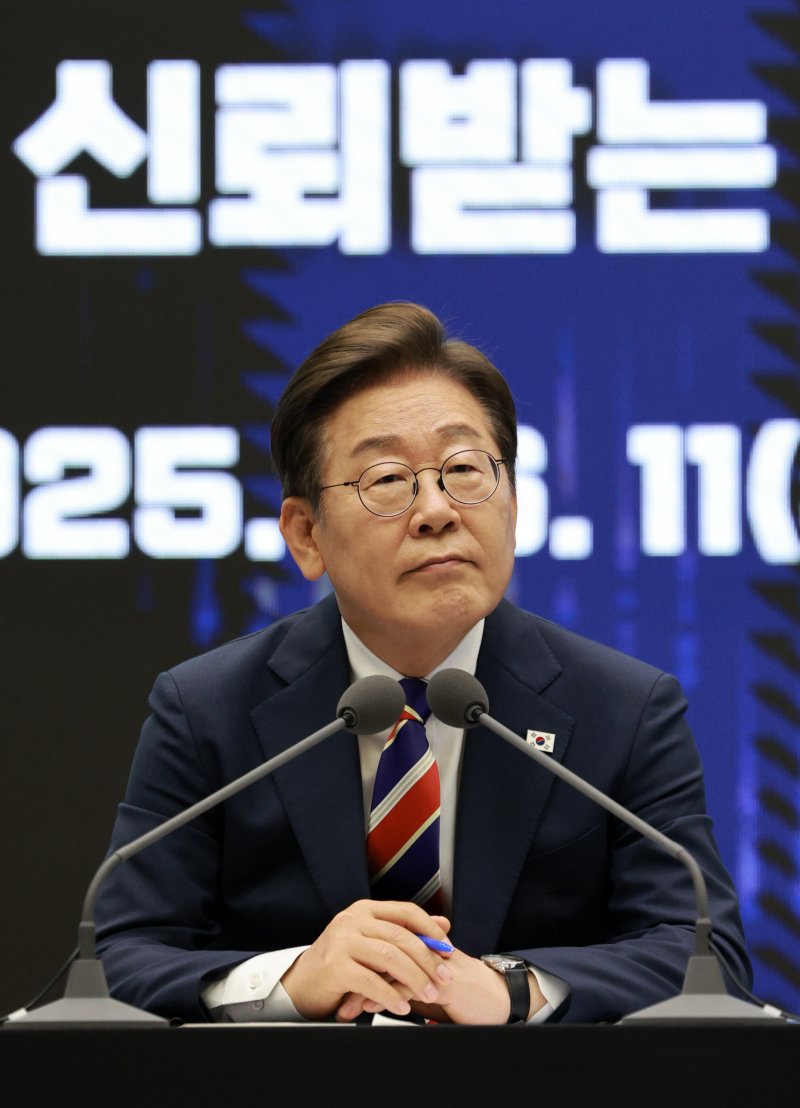[서울=뉴시스] 고범준 기자 = 이재명 대통령이 11일 서울 영등포구 한국거래소에서 열린 주식시장 불공정거래 근절을 위한 현장 간담회에서 참석자 질문을 듣고 있다. 2025.06.11. bjko@newsis.com