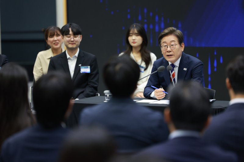 [서울=뉴시스] 고범준 기자 = 이재명 대통령이 11일 서울 영등포구 한국거래소에서 열린 주식시장 불공정거래 근절을 위한 현장 간담회에서 참석자의 질문에 답하고 있다. 2025.06.11. bjko@newsis.com