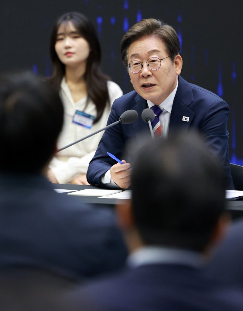 [서울=뉴시스] 고범준 기자 = 이재명 대통령이 11일 서울 영등포구 한국거래소에서 열린 주식시장 불공정거래 근절을 위한 현장 간담회에서 참석자 질문에 답하고 있다. 2025.06.11. bjko@newsis.com