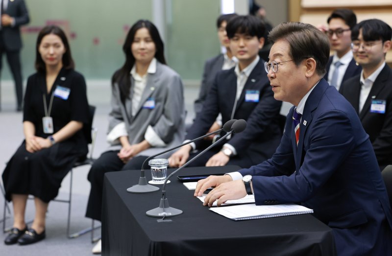 [서울=뉴시스] 고범준 기자 = 이재명 대통령이 11일 서울 영등포구 한국거래소에서 열린 주식시장 불공정거래 근절을 위한 현장 간담회에서 발언하고 있다. 2025.06.11. bjko@newsis.com