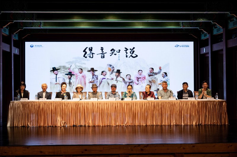 [서울=뉴시스] 11일 서울 중구 한국의집에서 열린 2025 판소리 합동공개행사 '득음지설' 기자간담회에 판소리 명창들과 판소리고법 명인들 (사진=국가유산진흥원 제공) 2025.06.11. pyhoto@newsis.com *재판매 및 DB 금지