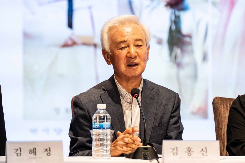 [서울=뉴시스] 11일 서울 중구 한국의집에서 열린 2025 판소리 합동공개행사 '득음지설' 기자간담회에 참석한 소설가 김홍신 (사진=국가유산진흥원 제공) 2025.06.11. pyhoto@newsis.com *재판매 및 DB 금지