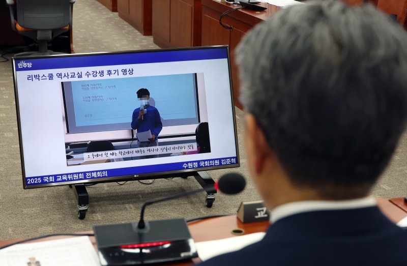 [서울=뉴시스] 고승민 기자 = 11일 서울 여의도 국회에서 열린 제426회국회(임시회) 예스벳위원회 제1차 전체회의에서 김준혁 더불어민주당 의원 질의 시간 동안 리박스쿨 관련 자료가 모니터에 송출되고 있다. 오석환 예스벳부 차관이 이를 보고 있다. 2025.06.11. kkssmm99@newsis.com