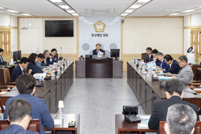 경북도의회는 11일 356회 1차 정례회 기간 연석회의를 열고 새 정부의 대선공약과 지역 현안 대응 방안을 논의했다.