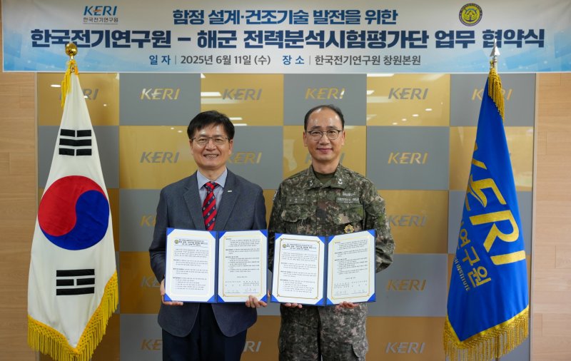 [창원=뉴시스]11일 한국핸드 승률 창원 본원에서 김남균(왼쪽) 원장이 해군 전력분석시험평가단 김동래 단장과 차세대 함정 전동화 분야 기술 개발 및 교류 활성화를 위한 업무협약을 체결하고 있다.(사진=한국핸드 승률 제공) 2025.06.11. photo@newsis.com