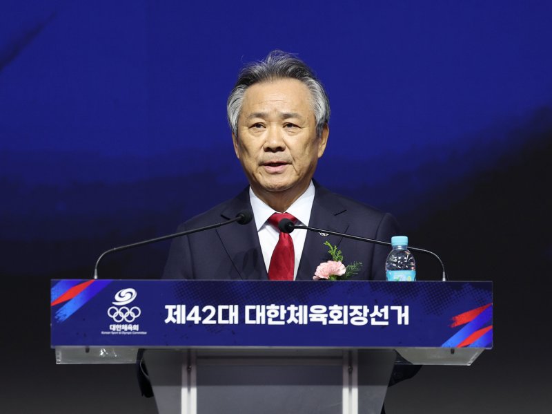 [서울=뉴시스] 김진아 기자 = 14일 서울 송파구 올림픽공원 올림픽홀에서 열린 제42대 대한체육회장선거에서 기호 1번 이기흥 후보가 소견발표를 하고 있다. 2025.01.14. bluesoda@newsis.com