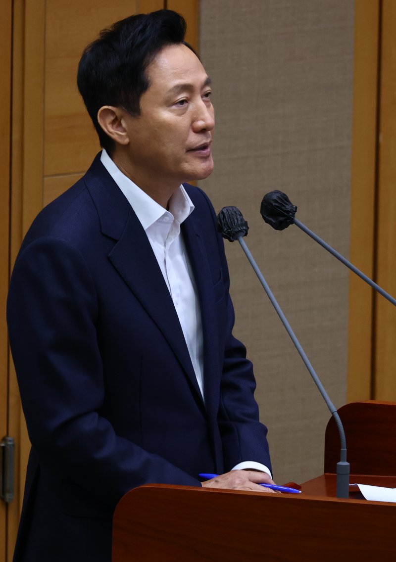 [서울=뉴시스] 박주성 기자 = 오세훈 서울시장이 11일 오전 서울 중구 서울시의회에서 열린 제331회 정례회 제2차 본회의에서 김동욱 의원의 질의에 답하고 있다. 2025.06.11. park7691@newsis.com