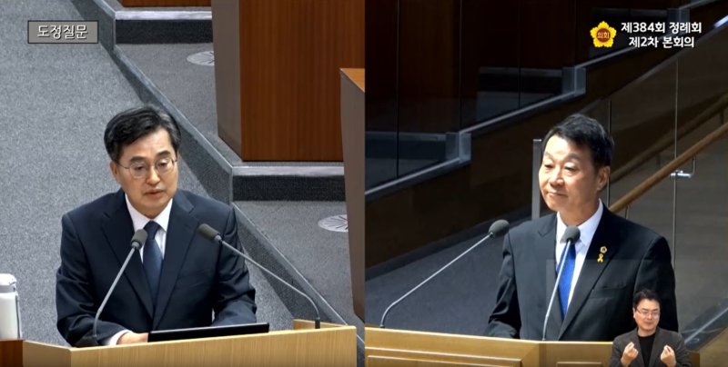 김동연 경기도지사(왼쪽)가 11일 진행된 제384회 경기도의회 정례회 제2차 본회의에서 도정질문 답변을 하고 있다.(경기도의회 생중계 캡처)/