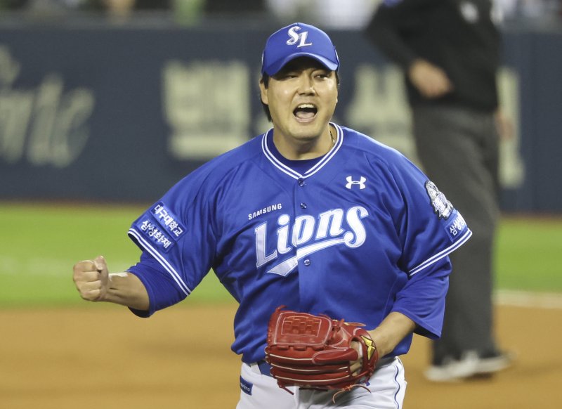 [서울=뉴시스] 김근수 기자 = 17일 서울 송파구 잠실야구장에서 열린 2024 KBO 포스트시즌 플레이오프 3차전 삼성 라이온즈와 LG 트윈스의 경기, 7회말 삼성 투수 김태훈이 병살타를 유도해 이닝을 종료한 뒤 포효하고 있다. 2024.10.17. ks@newsis.com