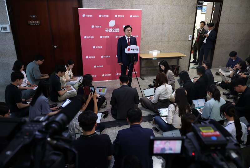 [서울=뉴시스] 고승민 기자 = 박형수 국민의힘 원내수석부대표가 11일 서울 여의도 국회에서 의원총회 지니카지노 관련 백브리핑을 하고 있다. 2025.06.11. kkssmm99@newsis.com