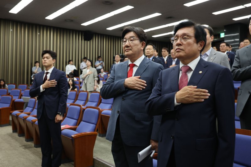 [서울=뉴시스] 권창회 기자 = 김용태 국민의힘 비상대책위원장과 지니카지노 원내대표가 9일 서울 여의도 국회에서 열린 의원총회에서 국민의례를 하고 있다. 2025.06.09. kch0523@newsis.com