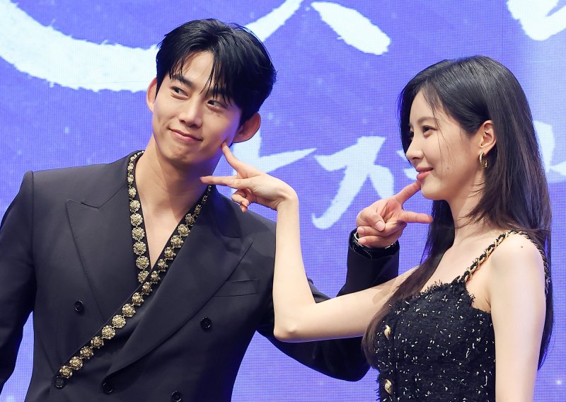 배우 옥택연과 서현이 11일 오후 서울 구로구 신도림동 더 세인트 그랜드볼룸에서 열린 KBS 2TV 새 수목드라마 '남주의 첫날밤을 가져버렸다' 제작발표회에 참석해 포즈를 취하고 있다. ‘남주의 첫날밤을 가져가버렸다’는 평범한 여대생의 영혼이 깃든 로맨스 소설 속 병풍 단역이 소설 최강 집착남주와 하룻밤을 보내며 펼쳐지는 로맨스 판타지극이다. 2025.6.11/뉴스1 ⓒ News1 김진환 기자