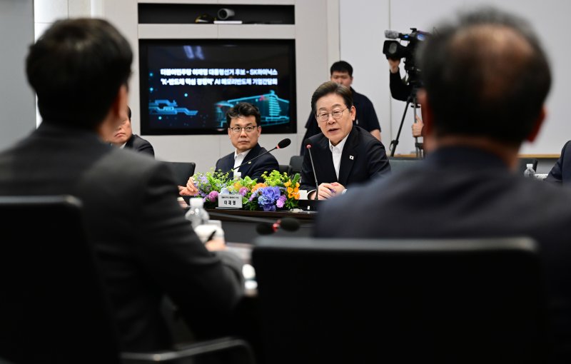 이재명 대통령이 당 대선 후보 시절인 지난 4월 경기도 이천시 SK하이닉스 이천캠퍼스를 찾은 모습 ⓒ News1 국회사진취재단