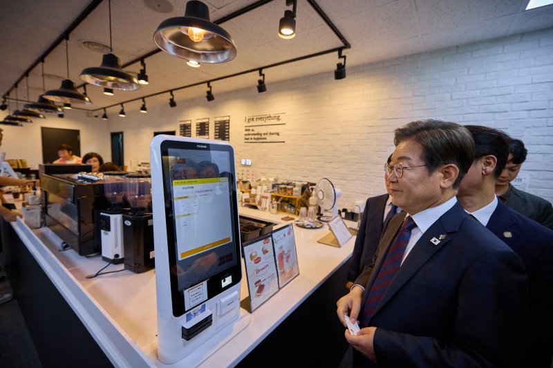 이재명 대통령이 지난 10일 서울 용산구 대통령실 청사에서 참모들과 점심 식사를 한 후 카페 키오스크로 음료를 주문을 하고 있다. (대통령실 제공. 재판매 및 DB 금지) 2025.6.11/뉴스1 ⓒ News1 허경 기자