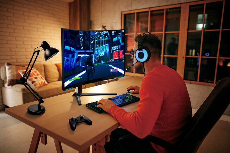 삼성전자 모델이 세계 최초로 4K 해상도와 240Hz 고주사율을 동시에 지원하는 오디세이 네오 G8으로 '오디세이 유니버스'를 즐기는 모습. (삼성전자 제공) 2023.3.22/뉴스1