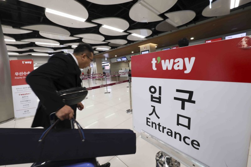 [서울=뉴시스] 김근수 기자 = 서울 강서구 김포국제공항 국내선청사에서 여행객이 티웨이 항공 창구에서 탑승수속을 하고 있다. 2025.02.28. ks@newsis.com