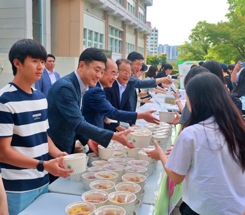 [부산=뉴시스] 11일 부산 금정구 부산대학교 새벽벌도서관에서 부산농협과 부산대 관계자들이 학생들에게 컵밥을 나눠주고 있다. (사진=부산농협 제공) 2025.06.11. photo@newsis.com *재판매 및 DB 금지