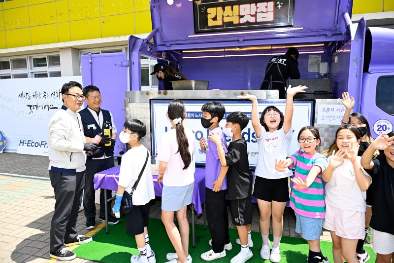 현대차 노사가 지역 초등학생을 대상으로 1억원 상당의 친환경 물품 기탁 사회공헌활동을 진행했다.(현대자동차제공. 재판매 및 DB 금지)