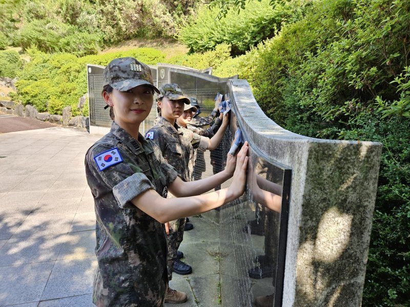 국군간호사관학교 생도가 대전보훈공원에서 환경 정비 봉사를 하고 있다.(대전시 제공 ,재판매 및 DB 금지)/뉴스1