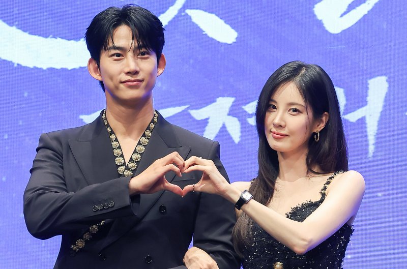 배우 옥택연과 서현이 11일 오후 서울 구로구 신도림동 더 세인트 그랜드볼룸에서 열린 KBS 2TV 새 수목드라마 '남주의 첫날밤을 가져버렸다' 제작발표회에 참석해 포즈를 취하고 있다. ‘남주의 첫날밤을 가져가버렸다’는 평범한 여대생의 영혼이 깃든 로맨스 소설 속 병풍 단역이 소설 최강 집착남주와 하룻밤을 보내며 펼쳐지는 로맨스 판타지극이다. 2025.6.11/뉴스1 ⓒ News1 김진환 기자