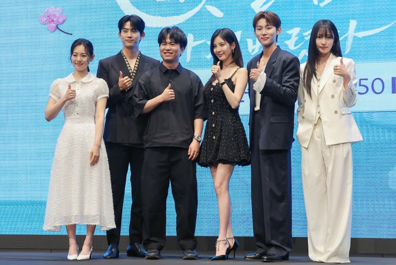배우 권한솔(왼쪽부터), 옥택연, 이웅희 PD, 배우 서현, 서범준, 지혜원이 11일 오후 서울 구로구 신도림동 더 세인트 그랜드볼룸에서 열린 KBS 2TV 새 수목드라마 '남주의 첫날밤을 가져버렸다' 제작발표회에 참석해 포즈를 취하고 있다. ‘남주의 첫날밤을 가져가버렸다’는 평범한 여대생의 영혼이 깃든 로맨스 소설 속 병풍 단역이 소설 최강 집착남주와 하룻밤을 보내며 펼쳐지는 로맨스 판타지극이다. 2025.6.11/뉴스1 ⓒ News1 김진환 기자