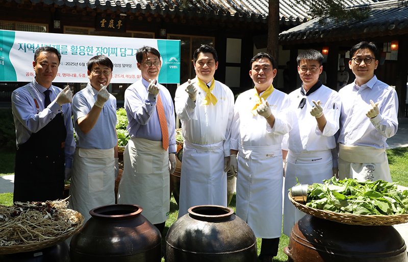 하이원리조트는 강원도 내에서 생산된 제철 식재료를 활용한 ‘장아찌 메뉴’를 새롭게 개발하고, 이를 기념하는 장아찌 담금 행사를 11일 운암정에서 개최하고 있다.(사진=강원랜드 제공) *재판매 및 DB 금지