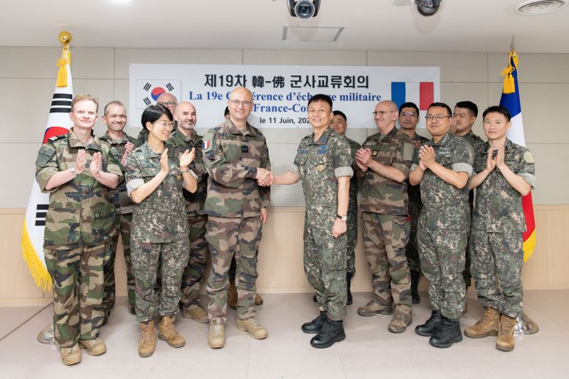 11일 서울 합동참모본부에서 열린 '제19차 한-프랑스 군사교류회의'에 참석한 양국 관계자들이 기념사진을 촬영하고 있다. 합참 제공