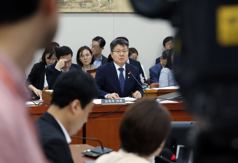 [서울=뉴시스] 고승민 기자 = 11일 서울 여의도 국회에서 열린 제426회국회(임시회) 교육위원회 제1차 전체회의에서 오석환 교육부 차관이 리박스쿨 관련 의원 질의에 답하고 있다. 2025.06.11. kkssmm99@newsis.com