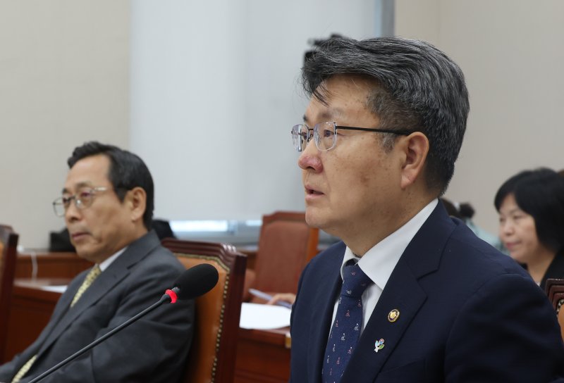 [서울=뉴시스] 고승민 기자 = 11일 서울 여의도 국회에서 열린 제426회국회(임시회) 교육위원회 제1차 전체회의에서 오석환 교육부 차관이 리박스쿨 관련 의원 질의에 답하고 있다. 2025.06.11. kkssmm99@newsis.com