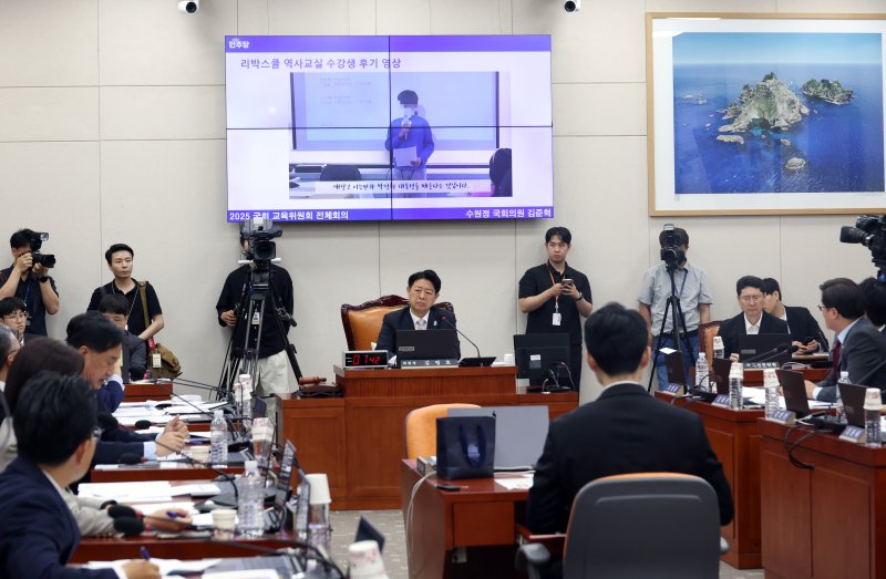 [서울=뉴시스] 고승민 기자 = 11일 서울 여의도 국회에서 열린 제426회국회(임시회) 교육위원회 제1차 전체회의에서 김준혁 더불어민주당 의원 질의 시간 동안 리박스쿨 관련 자료가 모니터에 송출되고 있다. 2025.06.11. kkssmm99@newsis.com