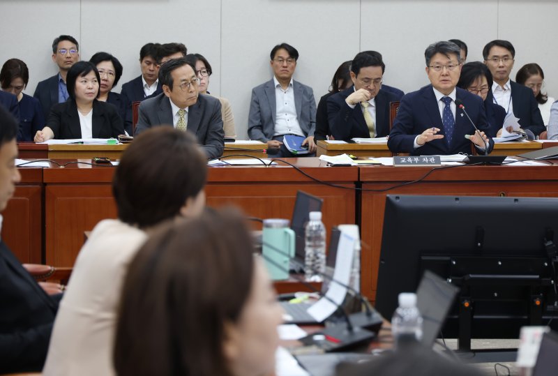 [서울=뉴시스] 고승민 기자 = 11일 서울 여의도 국회에서 열린 제426회국회(임시회) 교육위원회 제1차 전체회의에서 오석환 교육부 차관이 리박스쿨 관련 의원 질의에 답하고 있다. 2025.06.11. kkssmm99@newsis.com